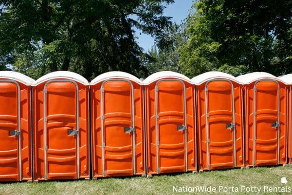 a lineup of clean and well-maintained portable loos for workers in Annapolis, MO